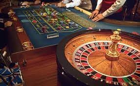 Capsa Banting hand rankings displayed on mega303 slot live-dealer table
